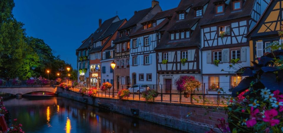 Vista nocturna de La Petite Venise en Colmar, Alsacia, junto al canal