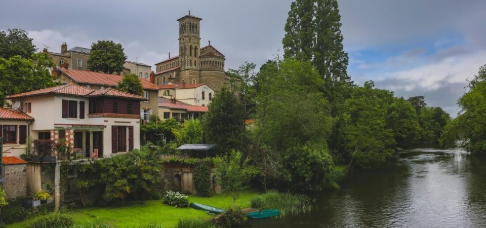 Río y pueblo en Anjou, Francia